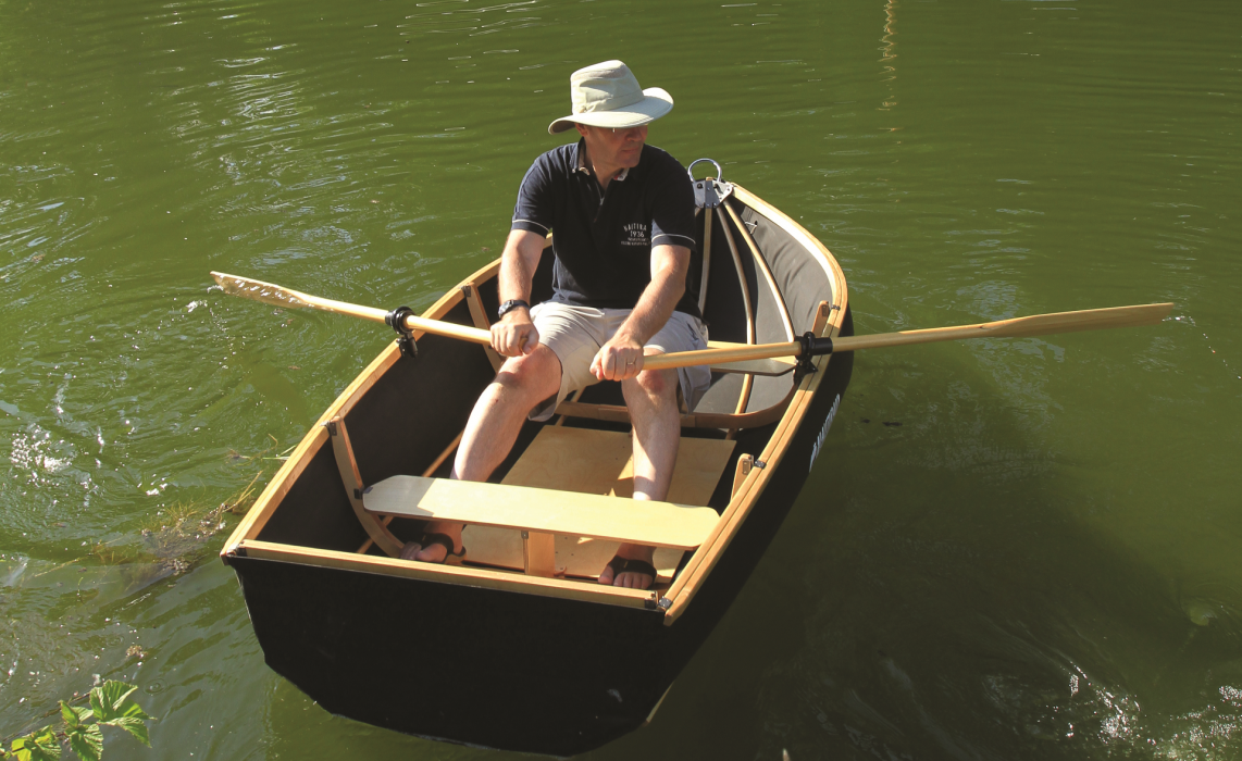 Pêcheur dans un canot Coracle 250